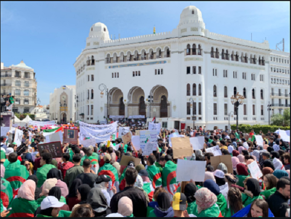 Les étudiants algériens manifestent en force dans les rues du centre-ville