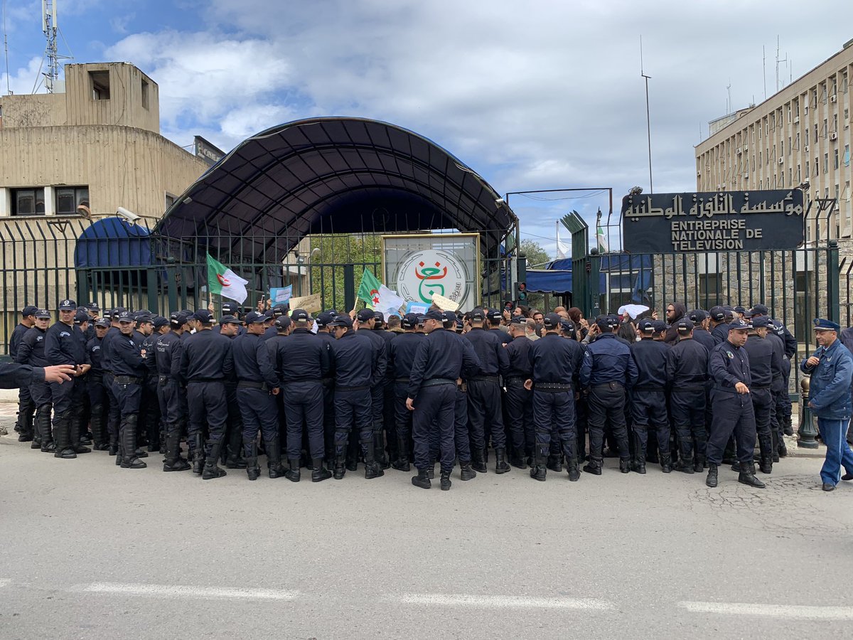 Sit-in des journalistes encerclé par la police: » Libérez, libérez, libérez la parole »