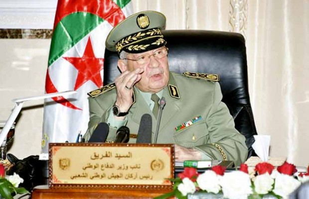 «Hors de question de gérer la transition sans les institutions»: Gaïd Salah hausse le ton