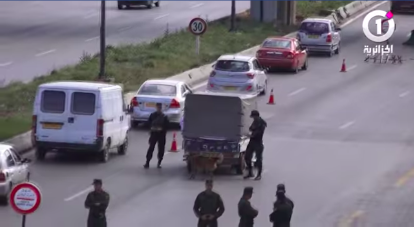 Plusieurs barrages ont été installés pour bloquer les routes menant à Alger