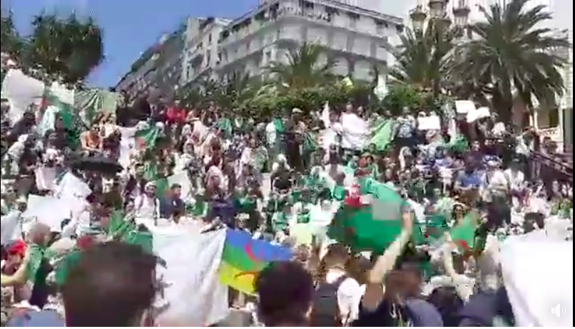 Réaction des étudiants après la démission de Tayeb Belaiz  lors de la manifestation