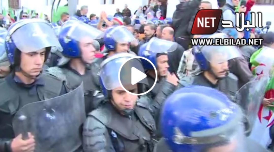 Vidéo: La police se retire de la Grande Poste d’Alger !