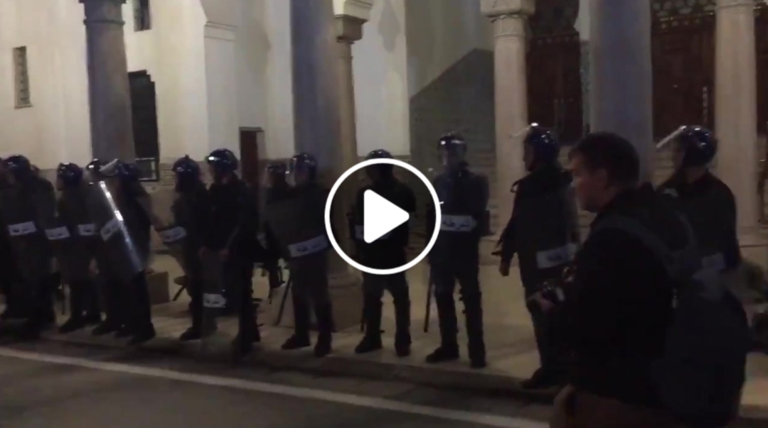 Vidéo: Manifestation nocturne devant la wilaya d’Alger après l’effondrement d’un immeuble à la casbah !