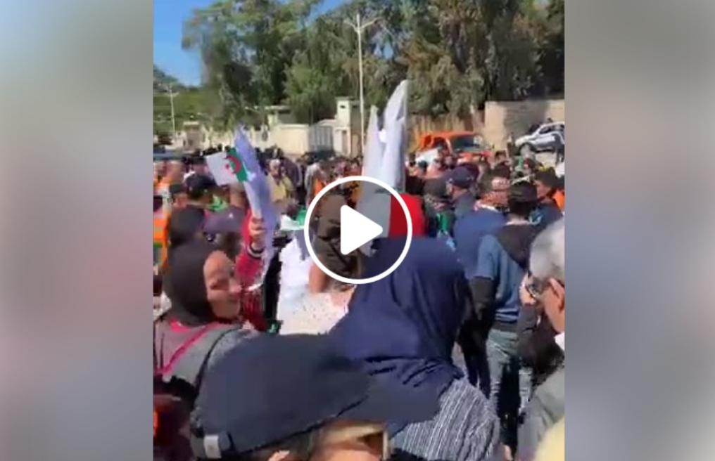 Rassemblés devant le siège du parti, les militants du RND de demandent le départ de Ouyahia