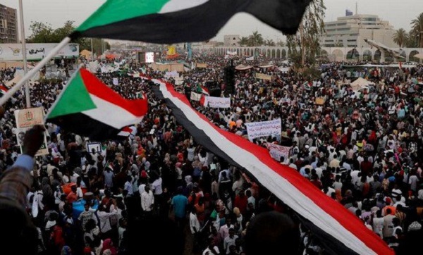 Soudan: un train de manifestants arrive à Khartoum