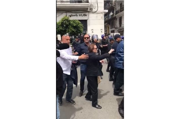 [Vidéo] marche des étudiants à Alger : Quand un policier chasse Djamila Bouhired