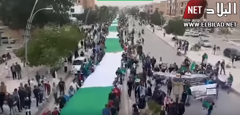 M’sila: un drapeau de 300 mètres présent lors des manifestations
