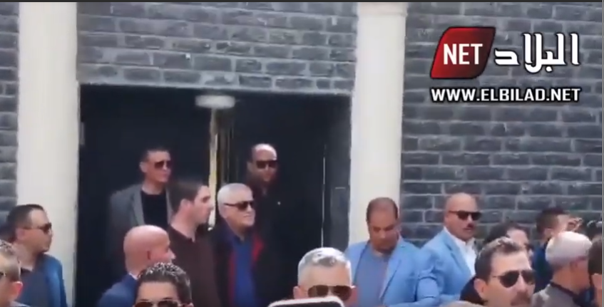 Devant sa maison à Batna, Liamine Zeroual salue les manifestants