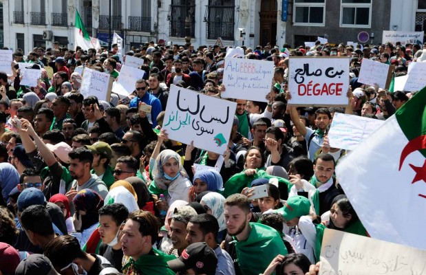 Après l’annonce de la démission de Tayeb Belaïz : Les Algériens, entre satisfaction et méfiance