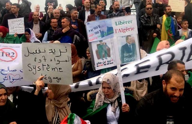 Bouira: Des milliers de fonctionnaires dans la rue pour dire «dégagez tous !»