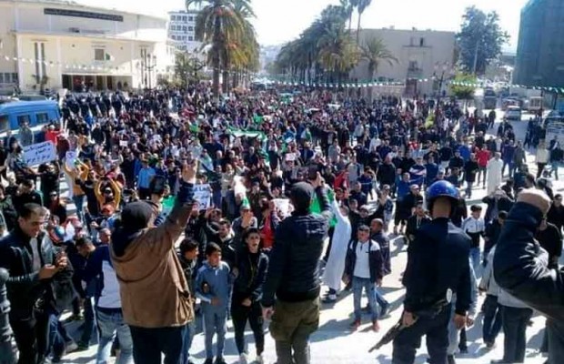Constantine: La rue ne relâche pas la pression