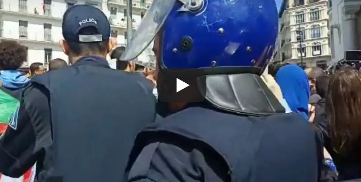 Vidéo : la police se retire de la Grande Poste à Alger