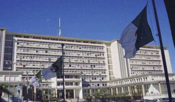 Le cadre institutionnel face au processus de transition et de démocratisation