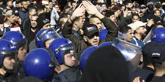 La police s’en prend aux journalistes [Vidéo]