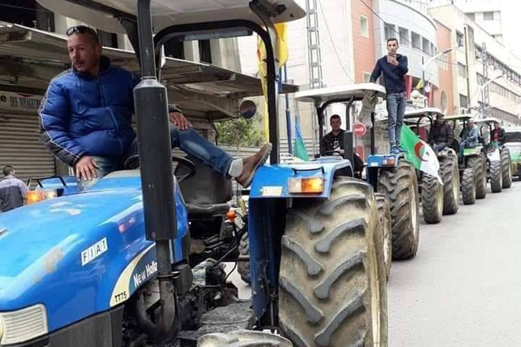 Les agriculteurs manifestent à bord de leurs tracteurs à Tizi Ouzou