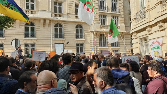 Rassemblement d’Algériens près de l’ambassade d’Algérie à Paris