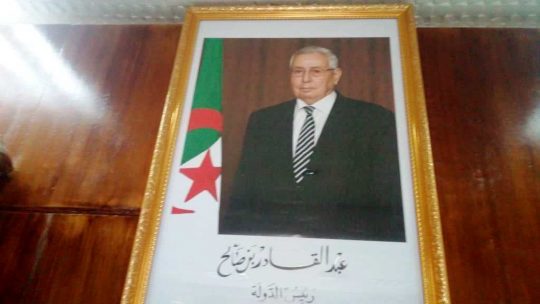 Bensalah commence à remplacer Bouteflika sur les murs des administrations !