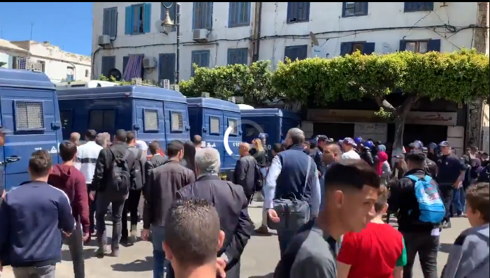 Vidéo : La police autorise l’accès à la rue Hassiba Ben Bouali, direction la Grande Poste d’Alger