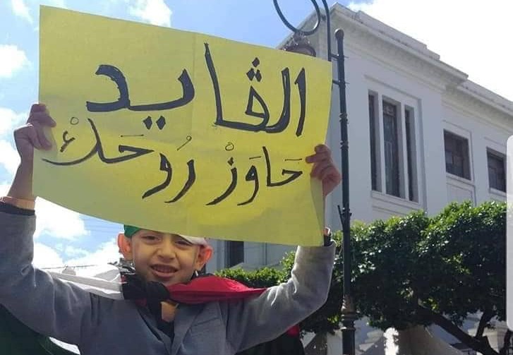 Les manifestants haussent le ton contre Gaid Salah ! [vidéos]