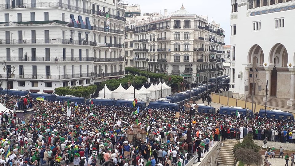 La place de la Grande Poste d&rsquo;Alger noire de monde [vidéo]