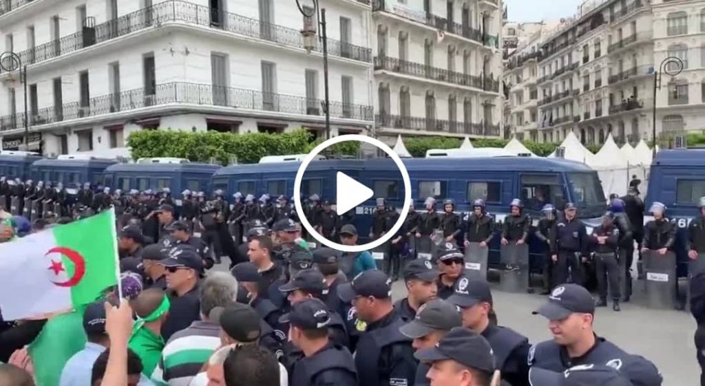 Les manifestants scandent « y&rsquo;en a marre des généraux » à Alger [vidéo]