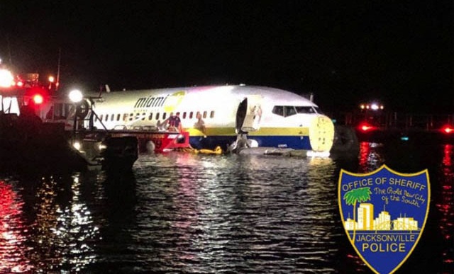 Etats-Unis : un Boeing 737 finit son atterrissage dans une rivière !