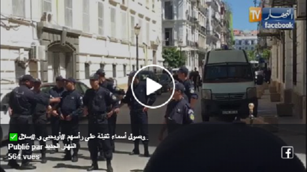Vidéo : Important dispositif sécuritaire devant le tribunal de Sidi M’hamed en attendant l’arrivée de Ouyahia et Sellal