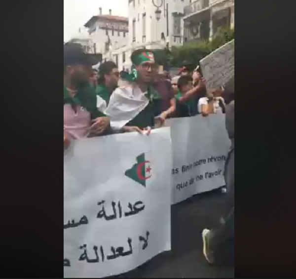 En direct : Les étudiants célèbrent la journée nationale de l’étudiant en manifestant contre le régime en place.