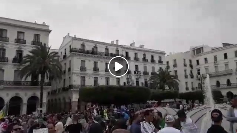 Les manifestants investissent massivement la place des martyres !