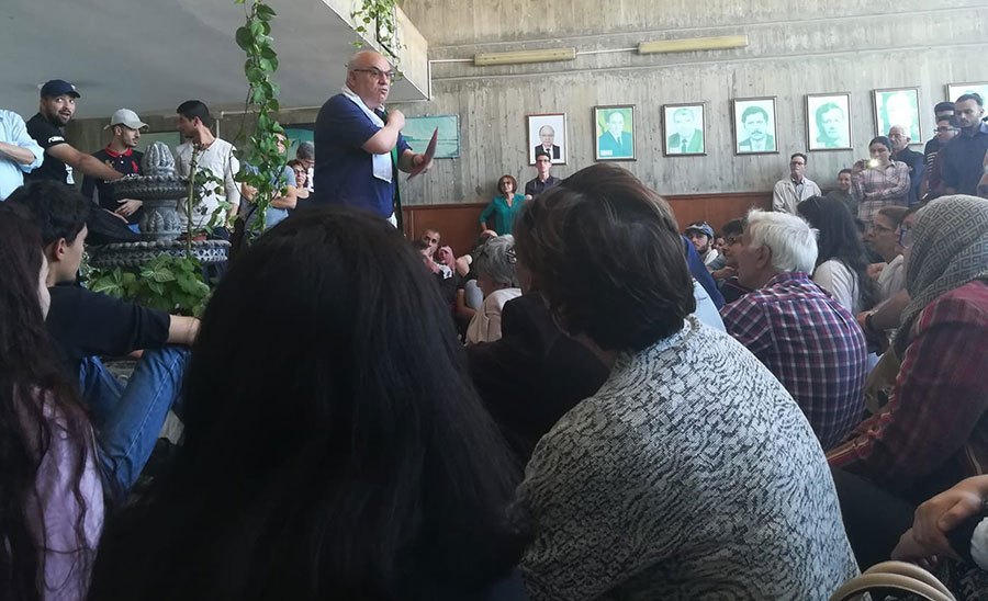 Nacer Djabi improvise une conférence dans un hall de l’USTHB