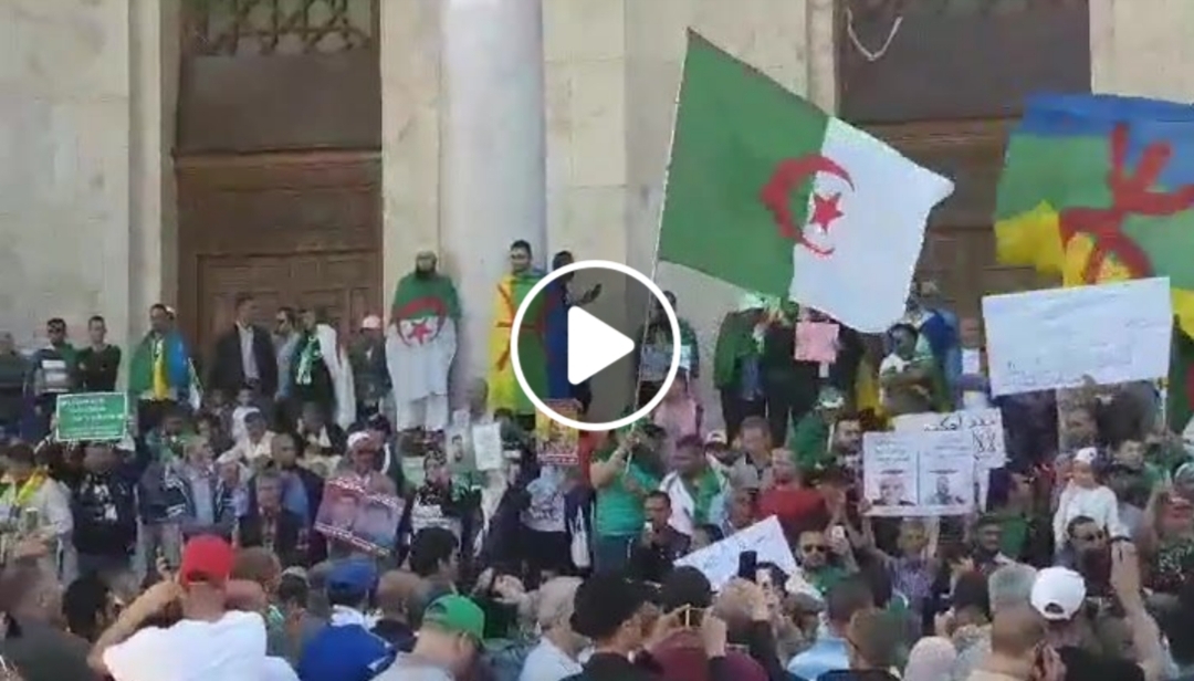 12e vendredi : les manifestants scandent « Gaid Salah dégage ! »