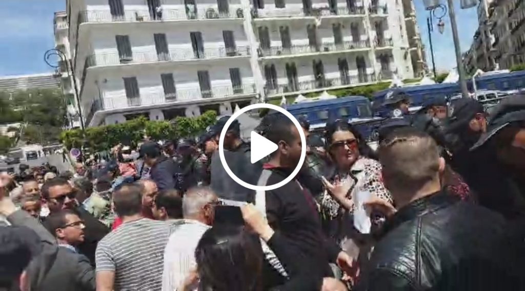 Sit-in de solidarité avec Louisa Hanoune à la grande poste d&rsquo;Alger [vidéo]