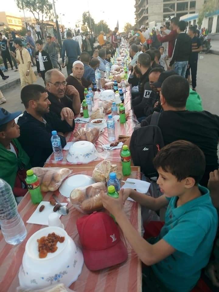 Marche nocturne après l&rsquo;iftar collectif: L&rsquo;appétit vient en mangeant