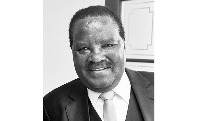 Décès de Nickey Iyambo Zitouni signe le registre de condoléances