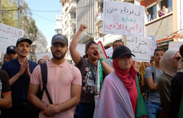 Marche des étudiants à Oran: «Les élections du 4 juillet, c’est le maintien de la mafia»