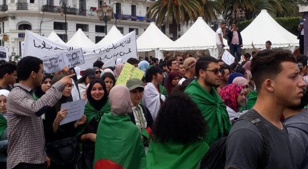 Ils ont tenu hier un sit-in à la fac centrale d’Alger : Les étudiants dénoncent la répression de la 13e marche