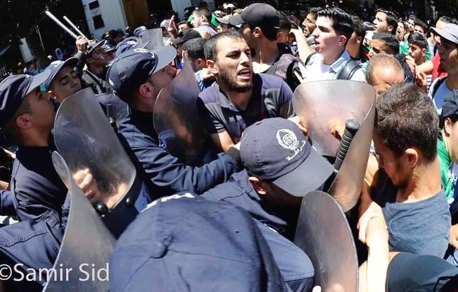 La police a réprimé à coups de matraque la marche des étudiants à Alger [vidéos]