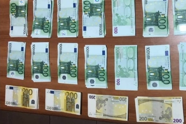 Saisie d’une somme importante d’euros et de dollars à l’aéroport d’Alger [photos]