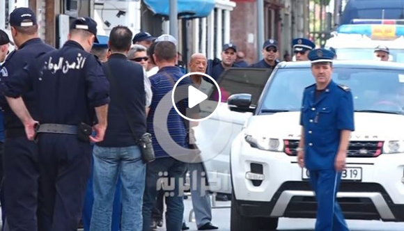 Zoukh quitte le tribunal de Sidi Mhamed après avoir été entendu par le juge