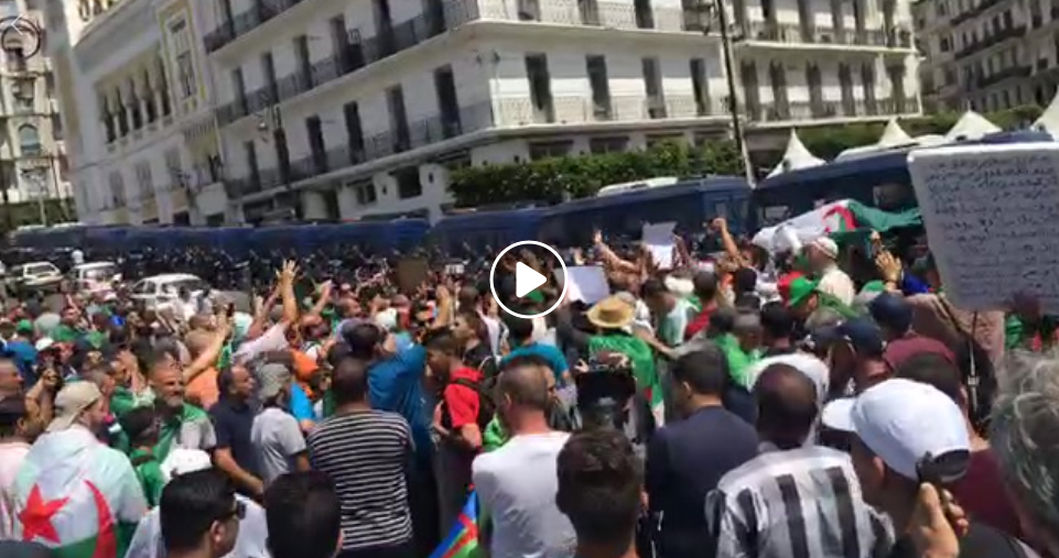 17e vendredi: les manifestants en force malgré le dispositif sécuritaire impressionnant