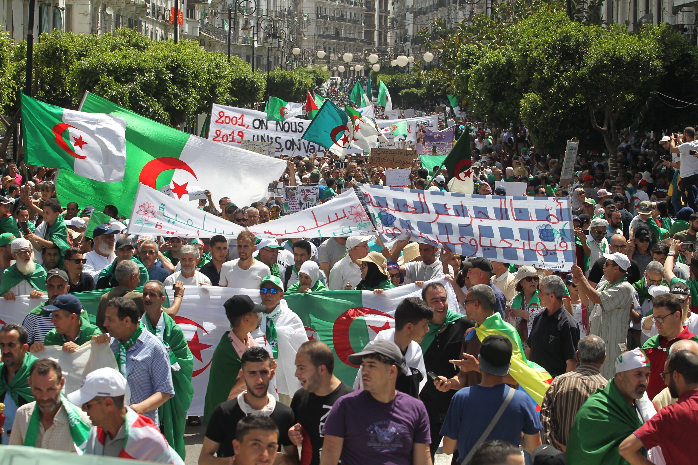 Des dizaines de milliers d&rsquo;Algériens dans les rues d&rsquo;Alger [vidéos]