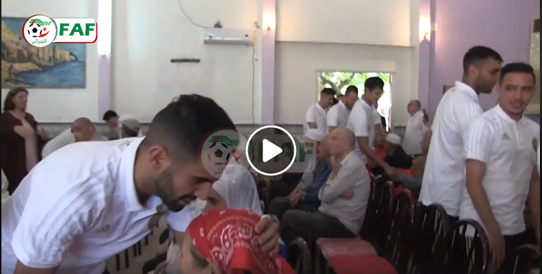Les joueurs de l’équipe nationale en visite à une maison de retraite à Sidi Moussa