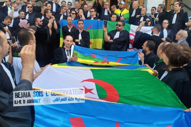 Ils réclament la libération des détenus pour port de l’emblème Amazigh : Grève et sit-in des avocats à Béjaïa