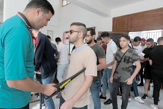 Arrêt sur image: les candidats au bac sont soumis aux détecteurs de métaux !