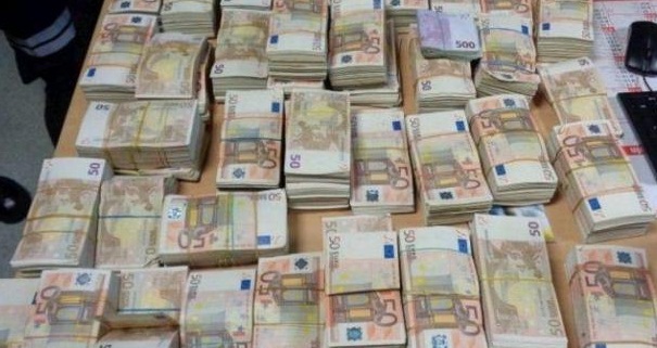 Une forte somme en devises saisie à l&rsquo;aéroport d&rsquo;Oran !