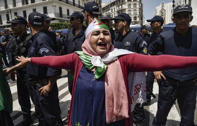 Les Algériens ont manifesté dans toutes les villes pour le 19e vendredi