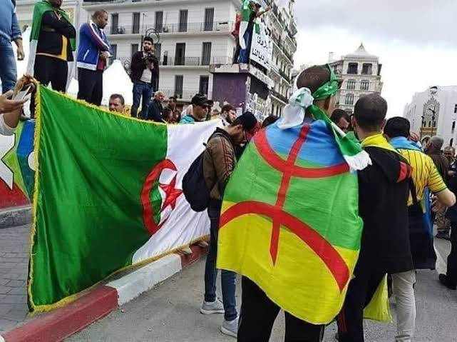 Port du drapeau Amazigh : les trois manifestants arrêtés à Tamanrasset libérés !