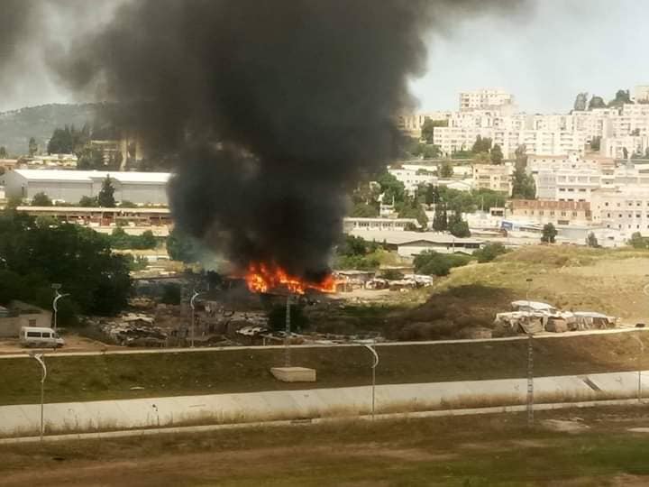 Vidéo : des dizaines de véhicules victimes des flammes à Constantine
