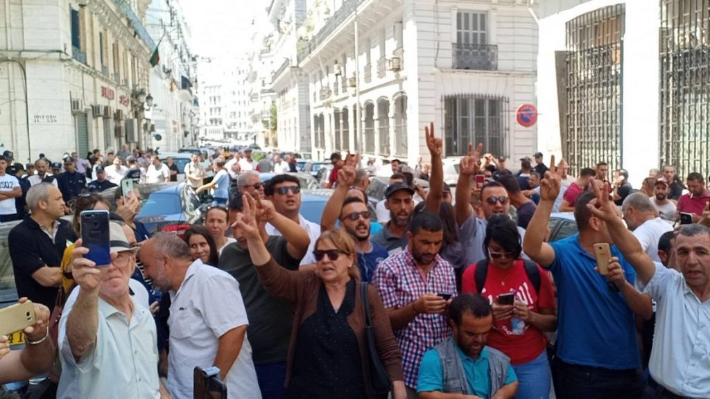 Vidéo / Tribunal de Sidi M’hamed : rassemblement pour dénoncer les arrestations arbitraires
