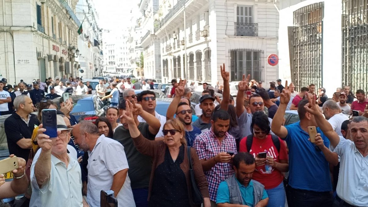 Vidéo / Tribunal de Sidi M’hamed : rassemblement pour dénoncer les arrestations arbitraires